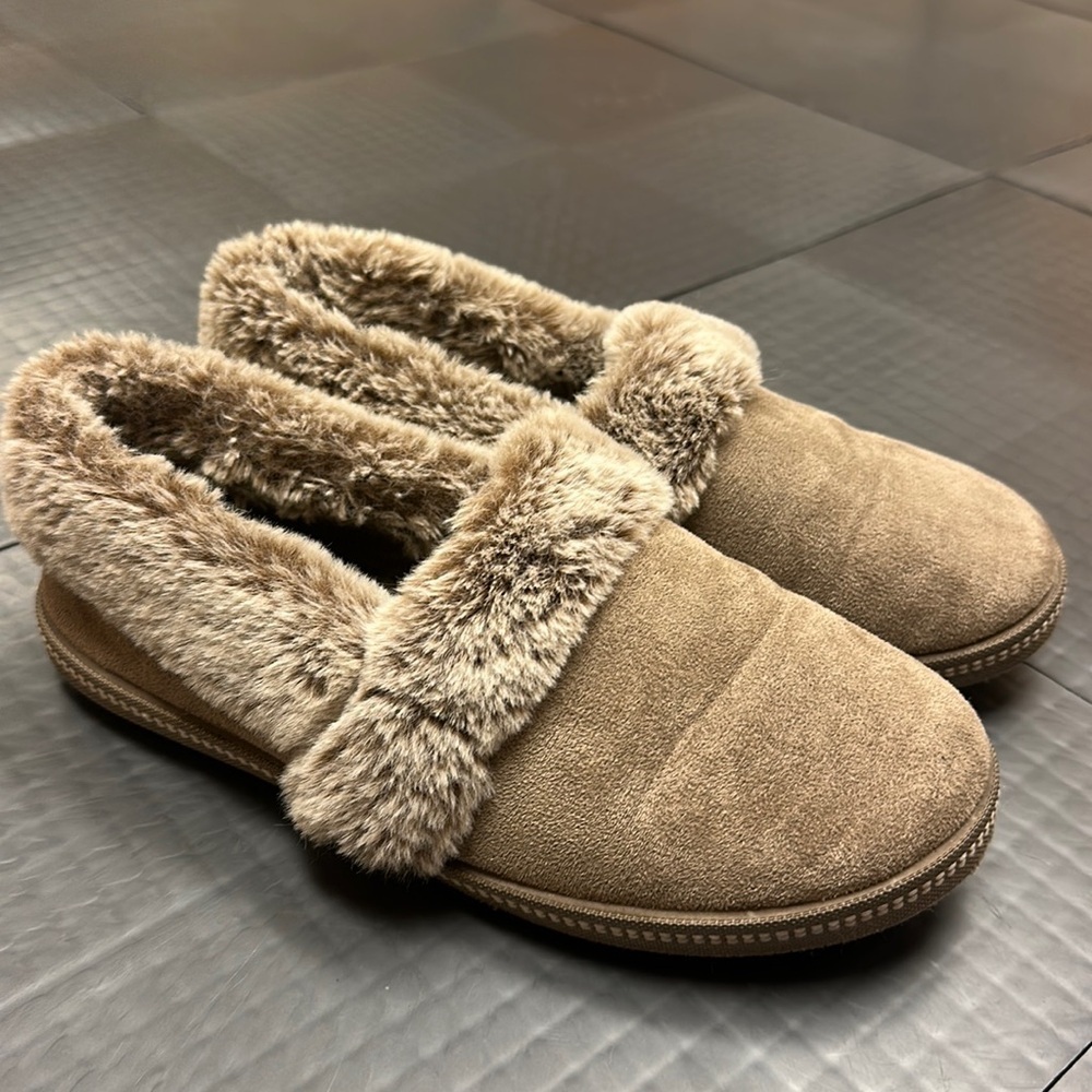 Skechers Women's Cozy Campfire-Team Toasty Slipper Size 6 shoe